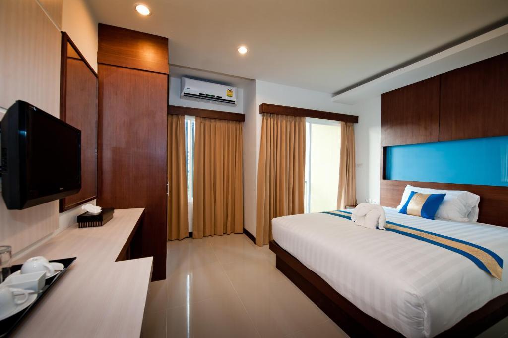 Blue Sky Patong Hotel Room photo