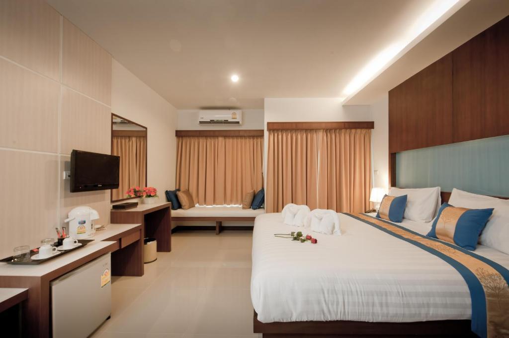 Blue Sky Patong Hotel Room photo