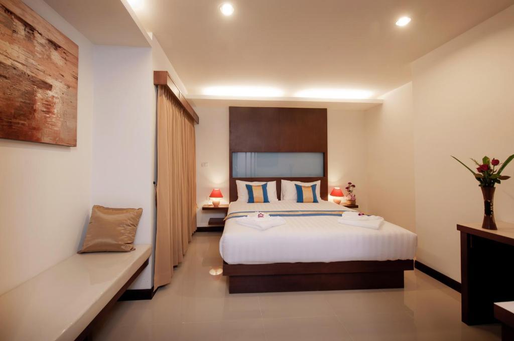Blue Sky Patong Hotel Room photo