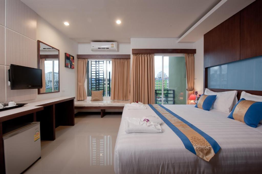 Blue Sky Patong Hotel Room photo