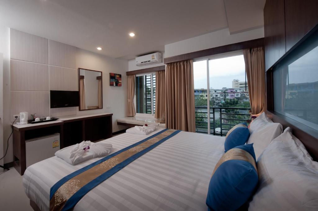 Blue Sky Patong Hotel Room photo