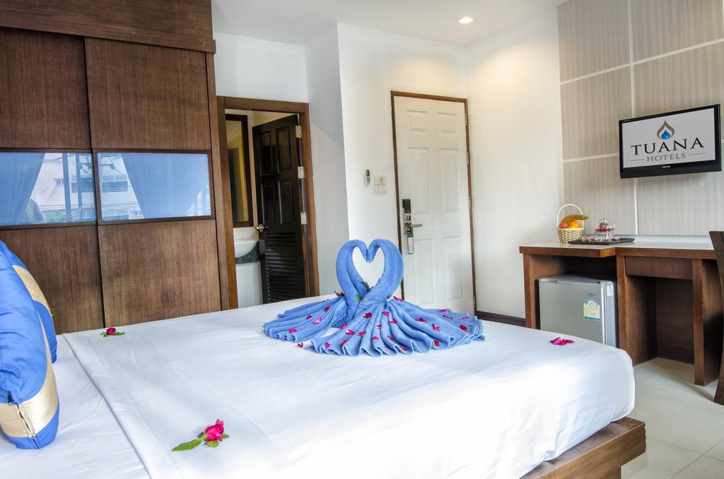 Blue Sky Patong Hotel Exterior photo
